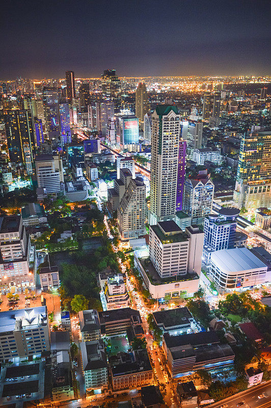 全景城市景观商业区(silom, Sathorn，曼谷，曼谷，泰国)从高空看高楼在黄昏